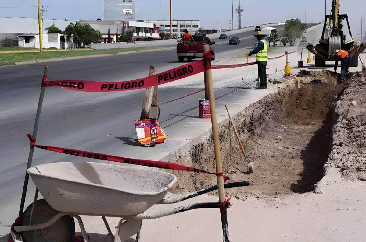 Obra junto a la vía con cintas de peligro