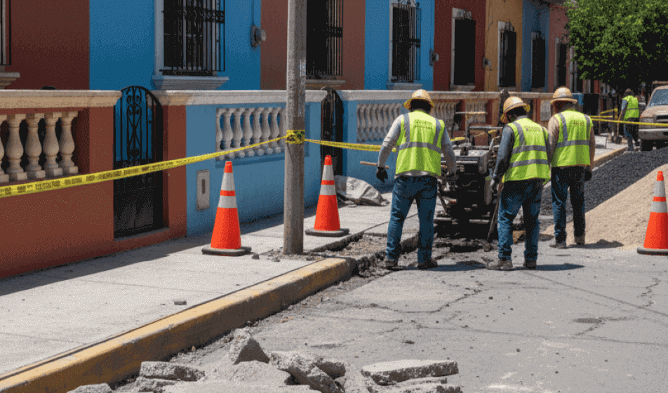 obra vial con conos y cinta de precaución